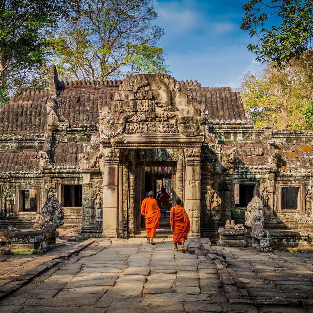 Tempel Kambodsch mit Moenchen